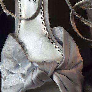 HERSTYLE SILVER SIZE 5 HEELS WOMENS